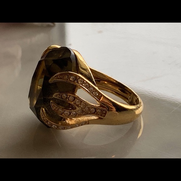 Resizable goldtone glam cocktail ring - Picture 2 of 4